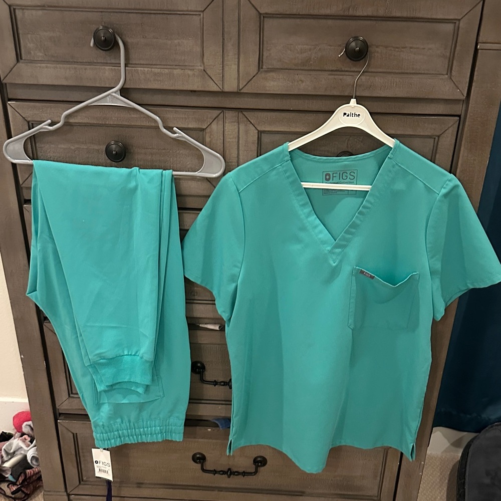 Figs scrub set in surgical green size large